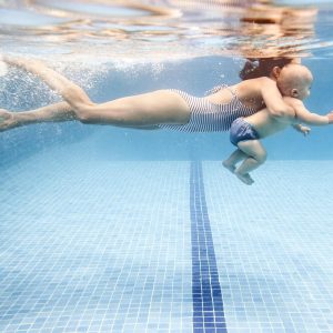 Sport pour bébé à la piscine